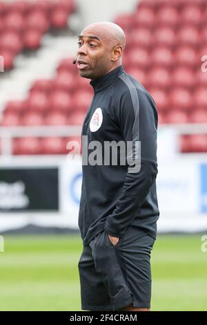 NORTHAMPTON, ANGLETERRE. 20 MARS : arbitre Sam Allison avant la Sky Bet League un match entre Northampton Town et Crewe Alexandra au PTS Academy Stadium, Northampton le samedi 20 mars 2021. (Credit: John Cripps | MI News) Credit: MI News & Sport /Alay Live News Banque D'Images