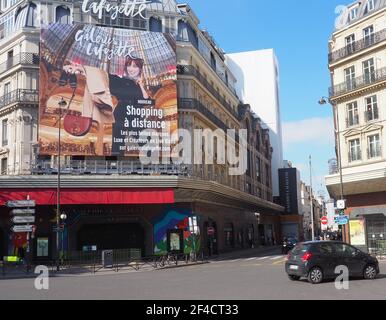 20 mars 2021, France, Paris : le grand magasin des Galeries Lafayette, boulevard Haussmann, en centre-ville, invite les clients à « sauter à distance ». Dans la lutte contre la pandémie de Corona, de nouvelles restrictions sont en place dans le Grand Paris et dans d'autres régions de France depuis le samedi 20 mars 2021. Cependant, les gens peuvent sortir de la porte pendant la journée sans restrictions de temps. Sur les quelque 67 millions de personnes en France, environ une personne sur trois est affectée par les mesures les plus sévères. Photo: Christian Böhmer/dpa Banque D'Images