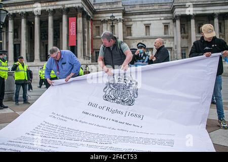 TRAFALGAR SQUARE LONDRES, ROYAUME-UNI 20 MARS 2021. Les manifestants défustent de grandes bannières montrant la Déclaration des droits de 1688 et la Loi sur l'Oath du couronnement de 1688 alors qu'ils manifestent contre le projet de loi sur les services de police du gouvernement qui est présenté au Parlement. Les députés ont voté le projet de loi sur les tribunaux de détermination de la peine pour crimes de police du PCSC, qui conférera à la police de nouveaux pouvoirs considérables pour réprimer les manifestations non violentes, notamment en imposant des limites de temps sur la durée et les niveaux sonores maximaux qui peuvent être autorisés. Credit amer ghazzal/Alamy Live News Banque D'Images