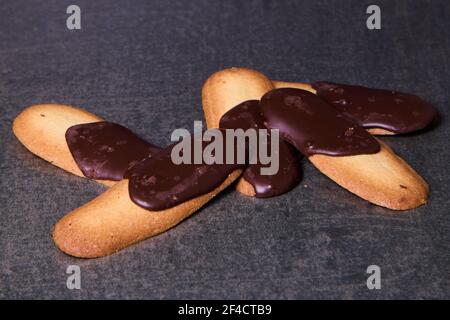 Céréales maison et biscuits plats enrobés de chocolat Banque D'Images