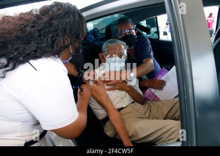 Nezahualcoyotl City, Mexique. 19 mars 2021. NEZAHUALCOYOTL CITY, MEXIQUE - MARS 19 : un agent de santé injecte un vaccin Sinovac Covid19 à une personne âgée à l'intérieur d'une voiture au Sports City Garden, dans la municipalité de Nezahualcoyotl dans l'État du Mexique, dans le cadre d'un programme d'immunisation des conducteurs contre Covid19. Le 19 mars 2021 à Nezahualcoyotl City, Mexique. (Photo d'Eyepix/Sipa USA) crédit: SIPA USA/Alay Live News Banque D'Images