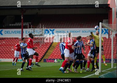 BARNSLEY, ANGLETERRE. 20 MARS : Joe Wildsmith, de Sheffield mercredi, perfore le ballon lors du match de championnat SkyBet entre Barnsley et Sheffield mercredi à Oakwell, Barnsley, le samedi 20 mars 2021. (Credit: Pat Scaasi | MI News) Credit: MI News & Sport /Alay Live News Banque D'Images