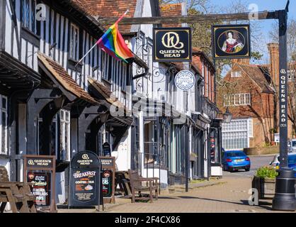 Pinner Village High Street. Pub historique Queen’s Head, Pizza Express dans le bâtiment de boulangerie du vieux village. NW London, Angleterre Banque D'Images