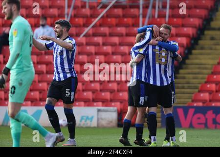 BARNSLEY, ANGLETERRE. 20 MARS : Jordan Rhodes de Sheffield mercredi marque le deuxième but de son équipe lors du match de championnat SkyBet entre Barnsley et Sheffield mercredi à Oakwell, Barnsley, le samedi 20 mars 2021. (Credit: Pat Scaasi | MI News) Credit: MI News & Sport /Alay Live News Banque D'Images