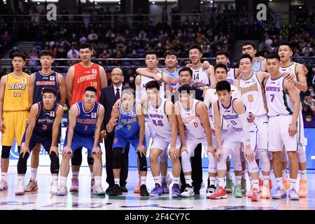 Qingdao, province chinoise de Shandong. 20 mars 2021. Les joueurs des deux côtés se réunissent pour prendre des photos après le défi All-Star Rookie de l'ABC à la ligue 2020-2021 de l'Association chinoise de basket-ball (ABC) à Qingdao, dans la province de Shandong en Chine orientale, le 20 mars 2021. Credit: Li Ziheng/Xinhua/Alay Live News Banque D'Images