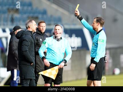 20 mars 2021, Hessen, Francfort/M.: Football: Bundesliga, Eintracht Frankfurt - 1. FC Union Berlin, Matchday 26 au Deutsche Bank Park. L'arbitre Markus Schmidt (r) tient la carte jaune devant l'entraîneur de Francfort Adolf 'Adi' Hütter (l).NOTE IMPORTANTE : Conformément aux règlements du DFL Deutsche Fußball Liga et du DFB Deutscher Fußball-Bund, il est interdit d'utiliser ou d'utiliser des photos prises dans le stade et/ou du match sous forme de séquences d'images et/ou de séries de photos de type vidéo. Photo: Uwe Anspach/dpa Banque D'Images