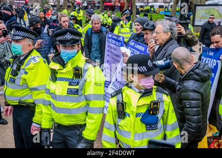 Londres, Royaume-Uni. 20 mars 2021. Piers Corbyn fait un discours électoral à Hyde Park - le « rassemblement mondial pour la liberté - Vigil pour les sans voix » dans le centre de Londres un an après le verrouillage initial. Une manifestation anti-vaccination anti-verrouillage lors du dernier verrouillage complet. Sous la direction de Stand Up X, ils affirment que les vaccins ne sont pas testés et que la pandémie du coronavirus est un canular et que le confinement est une atteinte à leurs libertés civiles. Crédit : Guy Bell/Alay Live News Banque D'Images