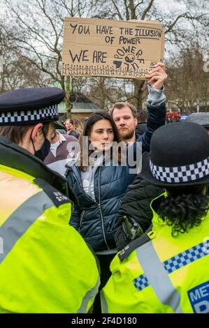 Londres, Royaume-Uni. 20 mars 2021. Le « rassemblement mondial pour la liberté - Vigil pour les sans voix » marche dans le centre de Londres un an après le verrouillage initial. Une manifestation anti-vaccination anti-verrouillage lors du dernier verrouillage complet. Sous la direction de Stand Up X, ils affirment que les vaccins ne sont pas testés et que la pandémie du coronavirus est un canular et que le confinement est une atteinte à leurs libertés civiles. Crédit : Guy Bell/Alay Live News Banque D'Images