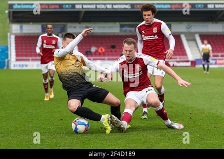 NORTHAMPTON, ANGLETERRE. 20 MARS : Owen Dale de Crewe Alexandra est encrassé par Bryn Morris de Northampton Town lors de la deuxième moitié du match de la Sky Bet League One entre Northampton Town et Crewe Alexandra au PTS Academy Stadium, Northampton, le samedi 20 mars 2021. (Credit: John Cripps | MI News) Credit: MI News & Sport /Alay Live News Banque D'Images