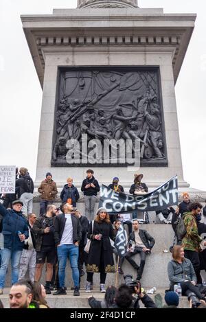 Westminster, Londres, Royaume-Uni. 20 mars 2021. Des manifestants anti-verrouillage se sont rassemblés à Trafalgar Square et à la base autour de la colonne de Nelson. Un grand nombre de manifestants ont défilé autour de Westminster, ce qui a paralysé la circulation à Whitehall et sur la place du Parlement Banque D'Images