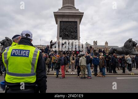 Westminster, Londres, Royaume-Uni. 20 mars 2021. Des manifestants anti-verrouillage se sont rassemblés à Trafalgar Square et à la base autour de la colonne de Nelson. Un grand nombre de manifestants ont défilé autour de Westminster, ce qui a paralysé la circulation à Whitehall et sur la place du Parlement. Les policiers observent, mais ne prennent pas d'action Banque D'Images