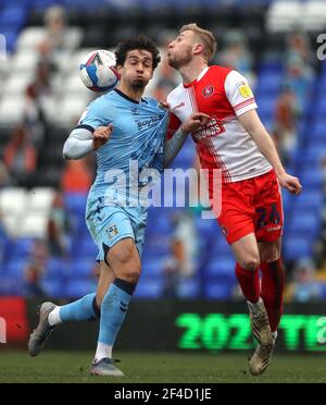 Sam McCallum de Coventry City et Jason McCarthy de Wycombe Wanderers (à droite) lors du match du championnat Sky Bet au stade St. Andrew's trillion Trophy, à Birmingham. Date de la photo: Samedi 20 mars 2021. Banque D'Images