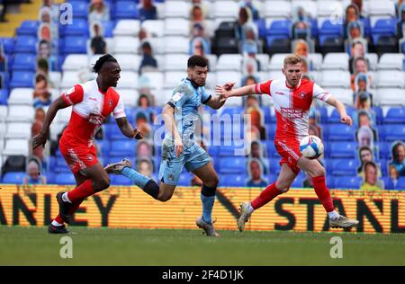 Maxime Biamou, de Coventry City, s'éloigne d'Anthony Stewart et de Jason McCarthy, de Wycombe Wanderers (à droite) et lors du match du championnat Sky Bet au stade St. Andrew's trillion Trophy, à Birmingham. Date de la photo: Samedi 20 mars 2021. Banque D'Images