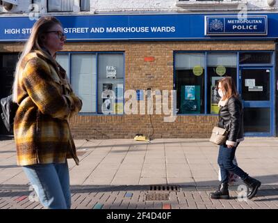 Fermeture du poste de police de Walthamstow High Street, Waltham Forest, Londres, avec téléphone vandalisé endommagé sur la chaussée Banque D'Images