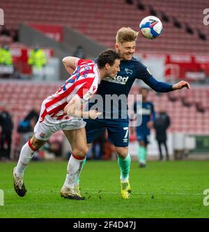 20 mars 2021 ; Stade Bet365, Stoke, Staffordshire, Angleterre ; Championnat de football de la Ligue anglaise de football, Stoke City versus Derby County; James Chester de Stoke City et Kamil Jozwiak de Derby County défis pour le ballon en face de James Chester de Stoke City Banque D'Images