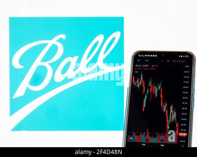 Ukraine. 20 mars 2021. Dans cette illustration, les informations boursières de ball Corporation affichées sur un smartphone avec le logo de ball Corporation en arrière-plan. (Photo par Igor Golovniov/SOPA Images/Sipa USA) crédit: SIPA USA/Alay Live News Banque D'Images