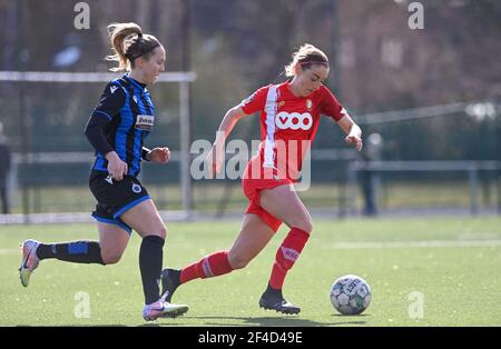 Sint Andries, Belgique. 20 mars 2021. Charlotte Cranshoff (18) de Standard photographié avec des pistolets Celien (10) du Club Brugge lors d'un match de football féminin entre le Club Brugge Dames YLA et la Standard Femina de Liège le 17 e jour de match de la saison 2020 - 2021 de la Super League Belge Scooore Womens, samedi 20 mars 2021 à Bruges, Belgique . PHOTO SPORTPIX.BE | SPP | DAVID CATRY Credit: SPP Sport Press photo. /Alamy Live News Banque D'Images