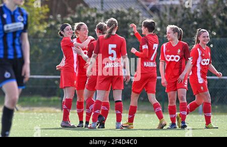 Sint Andries, Belgique. 20 mars 2021. Charlotte Cranshoff (18) de Standard en photo en célébrant avec des coéquipiers après avoir marquant un but lors d'un match de football féminin entre le Club Brugge Dames YLA et la Standard Femina de Liège le 17 e jour de match de la saison 2020 - 2021 de la Super League belge Scooore Womens, samedi 20 mars 2021 à Bruges, Belgique . PHOTO SPORTPIX.BE | SPP | DAVID CATRY Credit: SPP Sport Press photo. /Alamy Live News Banque D'Images