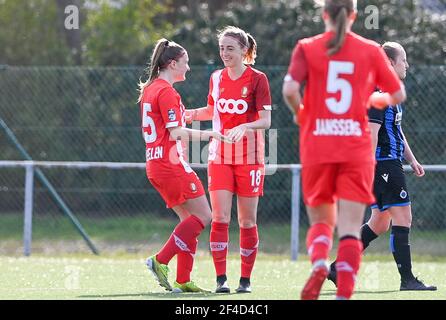 Sint Andries, Belgique. 20 mars 2021. Charlotte Cranshoff (18) de Standard en photo en célébrant avec des coéquipiers après avoir marquant un but lors d'un match de football féminin entre le Club Brugge Dames YLA et la Standard Femina de Liège le 17 e jour de match de la saison 2020 - 2021 de la Super League belge Scooore Womens, samedi 20 mars 2021 à Bruges, Belgique . PHOTO SPORTPIX.BE | SPP | DAVID CATRY Credit: SPP Sport Press photo. /Alamy Live News Banque D'Images