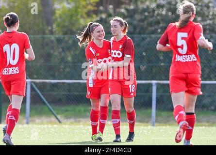 Sint Andries, Belgique. 20 mars 2021. Charlotte Cranshoff (18) de Standard en photo en célébrant avec des coéquipiers après avoir marquant un but lors d'un match de football féminin entre le Club Brugge Dames YLA et la Standard Femina de Liège le 17 e jour de match de la saison 2020 - 2021 de la Super League belge Scooore Womens, samedi 20 mars 2021 à Bruges, Belgique . PHOTO SPORTPIX.BE | SPP | DAVID CATRY Credit: SPP Sport Press photo. /Alamy Live News Banque D'Images