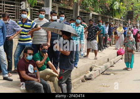 Dhaka, Bangladesh. 20 mars 2021. Les bangladais attendent dans une file d'attente alors qu'ils se présentent à l'hôpital pour le test COVID-19, à l'hôpital du Mugda Medical College, à Dhaka, au Bangladesh, le 20 mars 2021. Le nombre de nouveaux cas de coronavirus détectés au Bangladesh, selon le gouvernement, est passé samedi à 568,706, 1,868 cas supplémentaires ayant été signalés, après avoir testé 19,900 échantillons, y compris des tests rapides d'antigène, au cours des dernières 24 heures. Au cours de cette période, 26 patients de Covid-19 de plus sont morts, portant le nombre total de décès dans le pays à 8,668. Credit: Suvra Kanti Das/ZUMA Wire/Alay Live News Banque D'Images