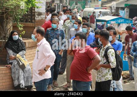 Dhaka, Bangladesh. 20 mars 2021. Les bangladais attendent dans une file d'attente alors qu'ils se présentent à l'hôpital pour le test COVID-19, à l'hôpital du Mugda Medical College, à Dhaka, au Bangladesh, le 20 mars 2021. Le nombre de nouveaux cas de coronavirus détectés au Bangladesh, selon le gouvernement, est passé samedi à 568,706, 1,868 cas supplémentaires ayant été signalés, après avoir testé 19,900 échantillons, y compris des tests rapides d'antigène, au cours des dernières 24 heures. Au cours de cette période, 26 patients de Covid-19 de plus sont morts, portant le nombre total de décès dans le pays à 8,668. Credit: Suvra Kanti Das/ZUMA Wire/Alay Live News Banque D'Images