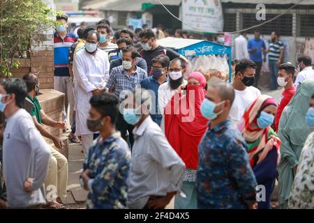 Dhaka, Bangladesh. 20 mars 2021. Les bangladais attendent dans une file d'attente alors qu'ils se présentent à l'hôpital pour le test COVID-19, à l'hôpital du Mugda Medical College, à Dhaka, au Bangladesh, le 20 mars 2021. Le nombre de nouveaux cas de coronavirus détectés au Bangladesh, selon le gouvernement, est passé samedi à 568,706, 1,868 cas supplémentaires ayant été signalés, après avoir testé 19,900 échantillons, y compris des tests rapides d'antigène, au cours des dernières 24 heures. Au cours de cette période, 26 patients de Covid-19 de plus sont morts, portant le nombre total de décès dans le pays à 8,668. Credit: Suvra Kanti Das/ZUMA Wire/Alay Live News Banque D'Images