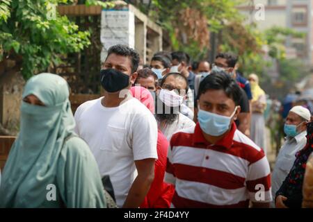 Dhaka, Bangladesh. 20 mars 2021. Les bangladais attendent dans une file d'attente alors qu'ils se présentent à l'hôpital pour le test COVID-19, à l'hôpital du Mugda Medical College, à Dhaka, au Bangladesh, le 20 mars 2021. Le nombre de nouveaux cas de coronavirus détectés au Bangladesh, selon le gouvernement, est passé samedi à 568,706, 1,868 cas supplémentaires ayant été signalés, après avoir testé 19,900 échantillons, y compris des tests rapides d'antigène, au cours des dernières 24 heures. Au cours de cette période, 26 patients de Covid-19 de plus sont morts, portant le nombre total de décès dans le pays à 8,668. Credit: Suvra Kanti Das/ZUMA Wire/Alay Live News Banque D'Images