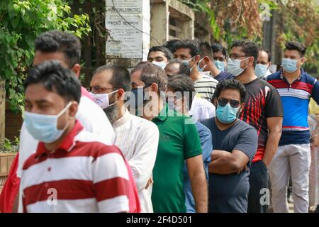 Dhaka, Bangladesh. 20 mars 2021. Les bangladais attendent dans une file d'attente alors qu'ils se présentent à l'hôpital pour le test COVID-19, à l'hôpital du Mugda Medical College, à Dhaka, au Bangladesh, le 20 mars 2021. Le nombre de nouveaux cas de coronavirus détectés au Bangladesh, selon le gouvernement, est passé samedi à 568,706, 1,868 cas supplémentaires ayant été signalés, après avoir testé 19,900 échantillons, y compris des tests rapides d'antigène, au cours des dernières 24 heures. Au cours de cette période, 26 patients de Covid-19 de plus sont morts, portant le nombre total de décès dans le pays à 8,668. Credit: Suvra Kanti Das/ZUMA Wire/Alay Live News Banque D'Images