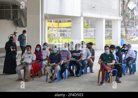 Dhaka, Bangladesh. 20 mars 2021. Les bangladais attendent dans une file d'attente alors qu'ils se présentent à l'hôpital pour le test COVID-19, à l'hôpital du Mugda Medical College, à Dhaka, au Bangladesh, le 20 mars 2021. Le nombre de nouveaux cas de coronavirus détectés au Bangladesh, selon le gouvernement, est passé samedi à 568,706, 1,868 cas supplémentaires ayant été signalés, après avoir testé 19,900 échantillons, y compris des tests rapides d'antigène, au cours des dernières 24 heures. Au cours de cette période, 26 patients de Covid-19 de plus sont morts, portant le nombre total de décès dans le pays à 8,668. Credit: Suvra Kanti Das/ZUMA Wire/Alay Live News Banque D'Images