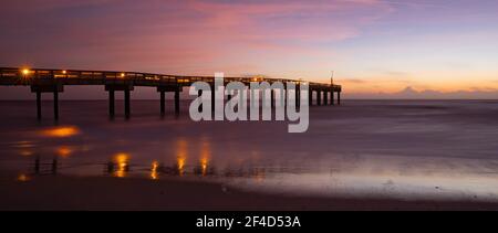 Lever du soleil à la jetée de la plage de St. Augustine. Banque D'Images