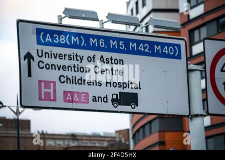 Panneau pour A38(M), M6, M5, M42, M40 et Université d'Aston, Centre de prévention, Childrens Hospital de Birmingham, Royaume-Uni Banque D'Images