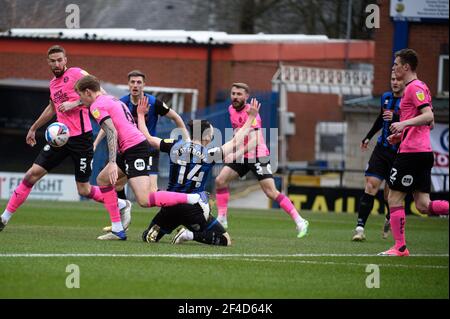 ROCHDALE, ANGLETERRE. 20 MARS : le Rathbone de Rochdale AFC est abordé par Frankie Kent de Peterborough United lors du match Sky Bet League 1 entre Rochdale et Peterborough au stade Spotland, Rochdale, le samedi 20 mars 2021. (Credit: Ian Charles | MI News) Credit: MI News & Sport /Alay Live News Banque D'Images