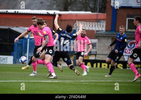 ROCHDALE, ANGLETERRE. 20 MARS : le Rathbone de Rochdale AFC est abordé par Frankie Kent de Peterborough United lors du match Sky Bet League 1 entre Rochdale et Peterborough au stade Spotland, Rochdale, le samedi 20 mars 2021. (Credit: Ian Charles | MI News) Credit: MI News & Sport /Alay Live News Banque D'Images