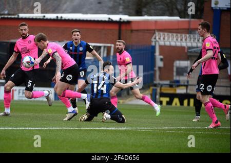 ROCHDALE, ANGLETERRE. 20 MARS : le Rathbone de Rochdale AFC est abordé par Frankie Kent de Peterborough United lors du match Sky Bet League 1 entre Rochdale et Peterborough au stade Spotland, Rochdale, le samedi 20 mars 2021. (Credit: Ian Charles | MI News) Credit: MI News & Sport /Alay Live News Banque D'Images