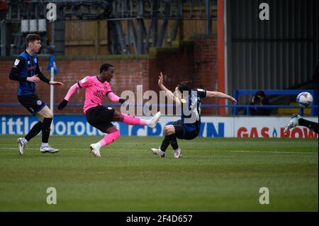 ROCHDALE, ANGLETERRE. 20 MARS : Siriki Dembélé de Peterborough United bat Ollie Rathbone de Rochdale AFC pour marquer le but d'ouverture de Peterborough United lors du match Sky Bet League 1 entre Rochdale et Peterborough au stade Spotland, à Rochdale, le samedi 20 mars 2021. (Credit: Ian Charles | MI News) Credit: MI News & Sport /Alay Live News Banque D'Images
