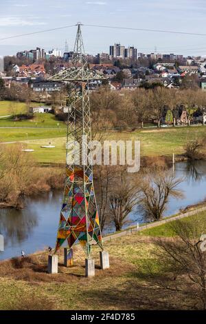 Leuchtturm, phare, pylône électrique avec panneaux de plexiglas colorés sur les rives de la Ruhr, Essen-Horst à l'arrière, Essen, Allemagne Banque D'Images