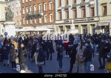 20 mars 2021, Rimini, ITA: (INT) protestation réclamant la réouverture des écoles en Italie. 20 mars 2021, Rimini, Italie: Une manifestation contre la pandémie et la fermeture du système éducatif a eu lieu ce samedi sur la Piazza Cavour à Rimini, Italie. Les sacs à dos vides pour enfants étaient éparpillés sur le sol devant le Palazzo dell'arengo. Il y avait beaucoup de services de police en place pour éviter tout problème et contrôler la distance sociale. Chaque parent a porté le sac à dos avec le nom, le nom de famille, la classe et l'école de l'élève indiqués ci-dessus. La démonstration intitulée 'Schools without a papas' Banque D'Images