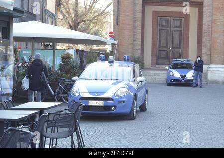 20 mars 2021, Rimini, ITA: (INT) protestation réclamant la réouverture des écoles en Italie. 20 mars 2021, Rimini, Italie: Une manifestation contre la pandémie et la fermeture du système éducatif a eu lieu ce samedi sur la Piazza Cavour à Rimini, Italie. Les sacs à dos vides pour enfants étaient éparpillés sur le sol devant le Palazzo dell'arengo. Il y avait beaucoup de services de police en place pour éviter tout problème et contrôler la distance sociale. Chaque parent a porté le sac à dos avec le nom, le nom de famille, la classe et l'école de l'élève indiqués ci-dessus. La démonstration intitulée 'Schools without a papas' Banque D'Images