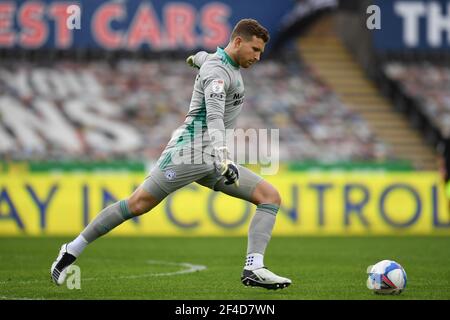 Swansea, Royaume-Uni. 20 mars 2021. Dillon Phillips n°1 de Cardiff City libère le ballon à Swansea, Royaume-Uni, le 3/20/2021. (Photo par Mike Jones/News Images/Sipa USA) crédit: SIPA USA/Alay Live News Banque D'Images