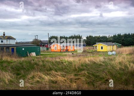 Cabins at the Sportsman Pub, Whitstable, Kent, Angleterre, Royaume-Uni. Banque D'Images