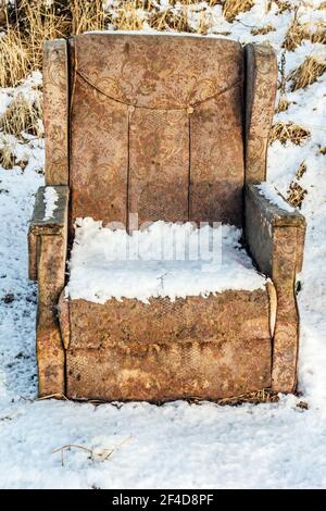 Véritable chaise très ancienne en hiver neige soleil amusant jour Banque D'Images