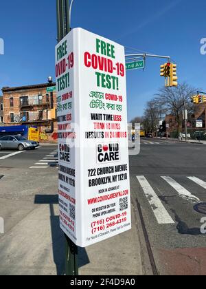 Inscrivez-vous pour des tests Covid-19 gratuits sur une affiche Church Avenue en anglais et Bengali près d'une mosquée Dans le quartier de Kensington à Brookly Banque D'Images