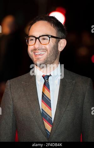 John Krokidas (directeur) arrive à la première de tuer votre Darlings dans le cadre du 57e Festival du film BFI à The Odeon Leicester Square - Londres Banque D'Images