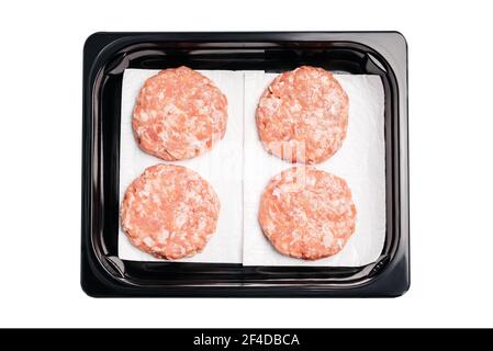 Hamburger cru sur plateau noir pour la vente au détail. Cuisson rapide à la maison. Fast food.Raw Hamburger , boulettes de viande en plateau de plastick noir isolé sur fond blanc. Banque D'Images