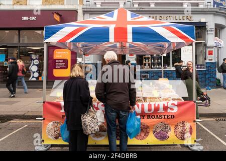 Portobello Market sur Portobello Road est une rue dans la Notting Hill district du Royal Borough de Kensington et Chelsea dans l'ouest de Londres Banque D'Images