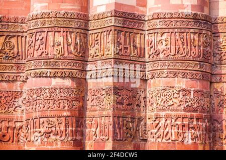 Mur de Qutub Minar, également connu le Qutb Minar, sculptant dans le style Kufic de la calligraphie islamique Banque D'Images