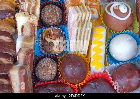 Un grand choix de petits gâteaux dans une boîte de fête Banque D'Images