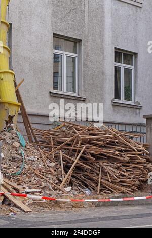 Chute des déchets de construction et grande quantité de déchets Banque D'Images