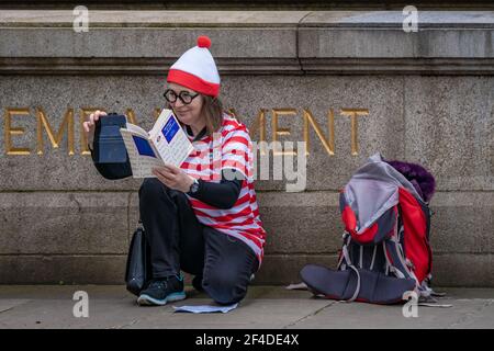 Londres, Royaume-Uni. 20 mars 2021. Un visiteur de la ville prend un selfie de téléphone vêtu de « Where's Wally? » Tenue sur Embankment à Westminster. Credit: Guy Corbishley/Alamy Live News Banque D'Images